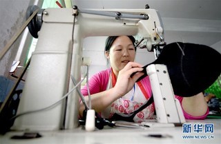 陕西宁陕 “社区工厂”助力群众脱贫增收 皮革制品热销全国